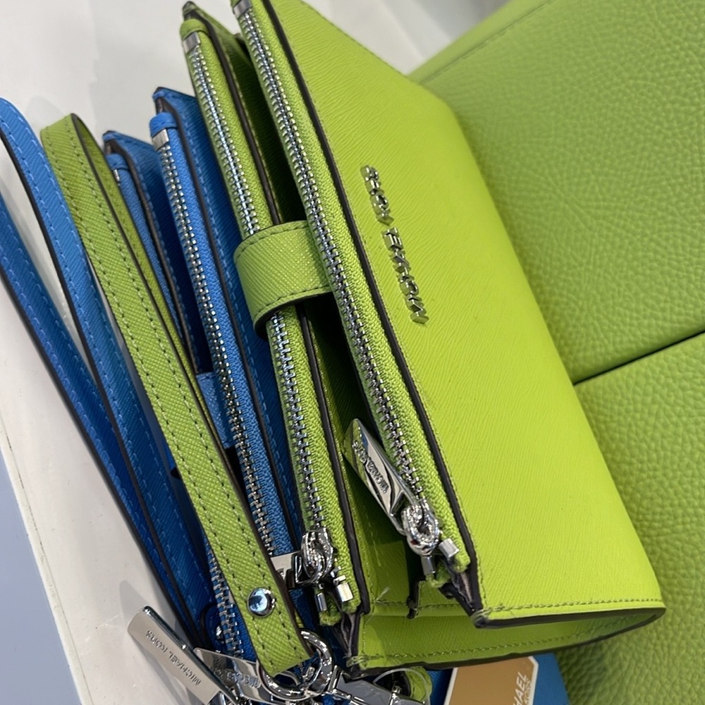MICHAEL KORS LG DOUBLE ZIP WRISTLET Wallet Phone Case Holder 
Lime
NWT - Picture 15 of 16